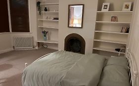 Spacious Room Near Underground