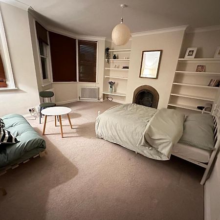 Spacious Room Near Underground London Exterior photo