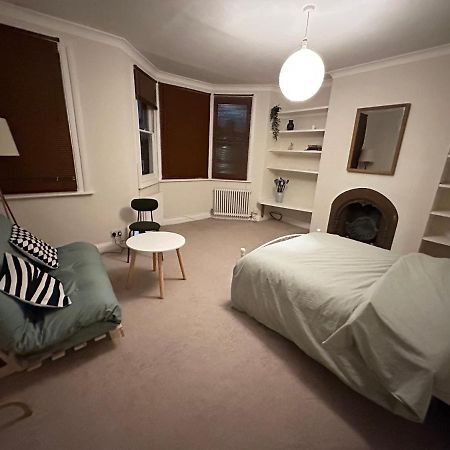Spacious Room Near Underground London Exterior photo
