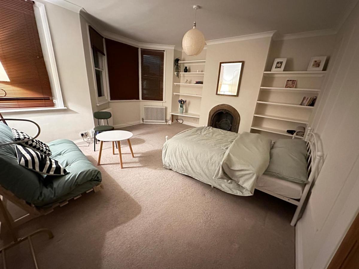 Spacious Room Near Underground London Exterior photo