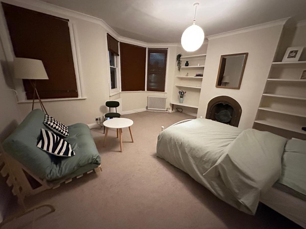 Spacious Room Near Underground London Exterior photo